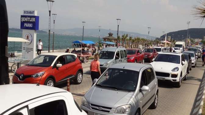 Feribot seferleri ve bağlantı yollarında trafik yoğunluğu