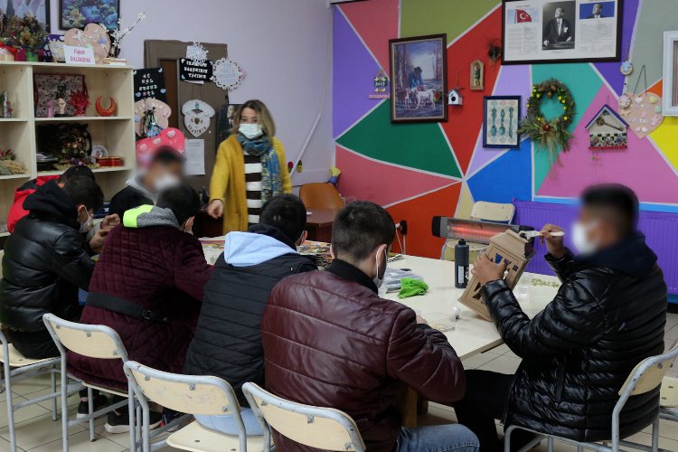 Gaziantep Oya Bahadır'da çocuklar madde bağımlılığı ile mücadele ederken meslek sahibi oluyor 