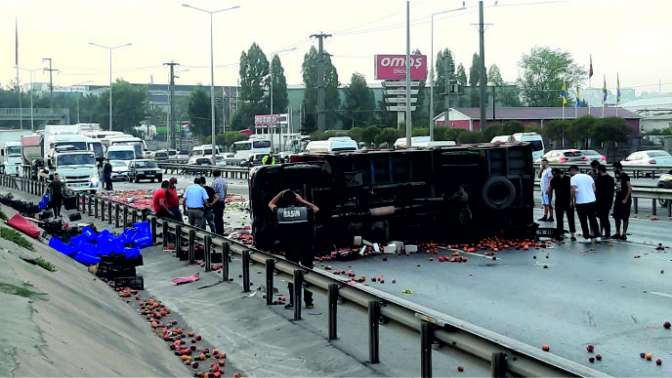 Gebzede kamyonla otomobil çarpıştı: 2 yaralı