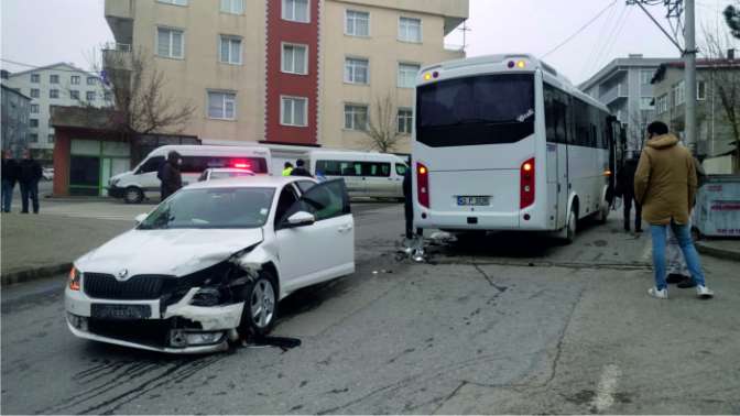 Gebzede midibüs ile otomobil çarpıştı: 1 yaralı