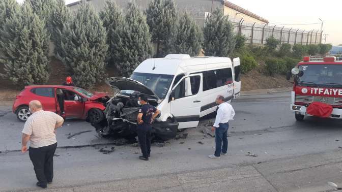 Gebzede servis aracıyla çarpışan otomobildeki 2 kişi yaralandı