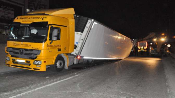 Gebzede Tır Yan Yattı yol trafiğe kapandı