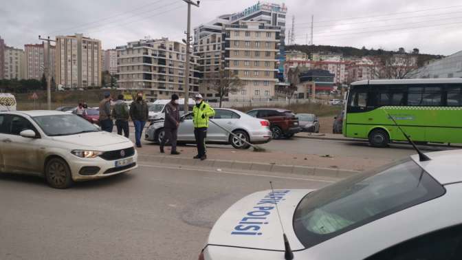 Gebzede zincirleme trafik kazasında 1 kişi yaralı