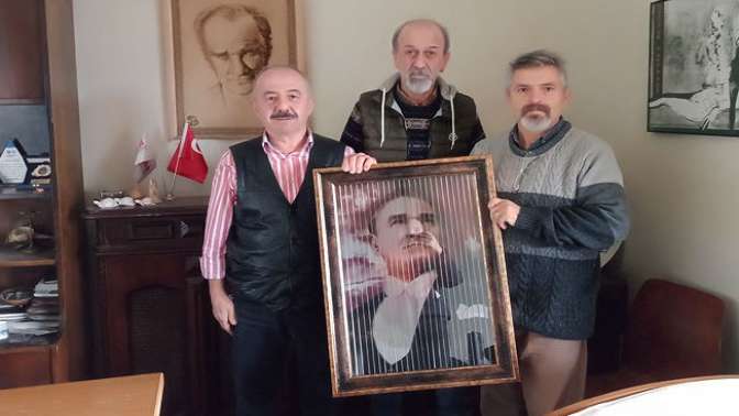 Gebzeli iş adamından KOMECE’ye Atatürk tablosu