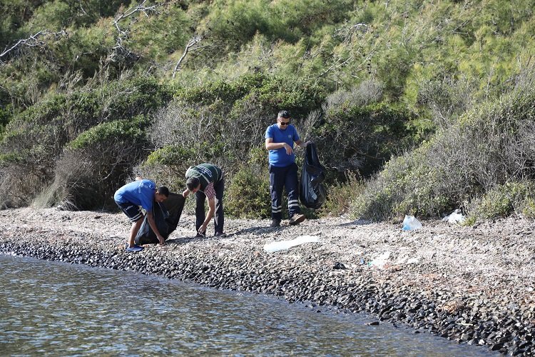 Gökova Körfezi'nde araç yolu olmayan koylar temizleniyor