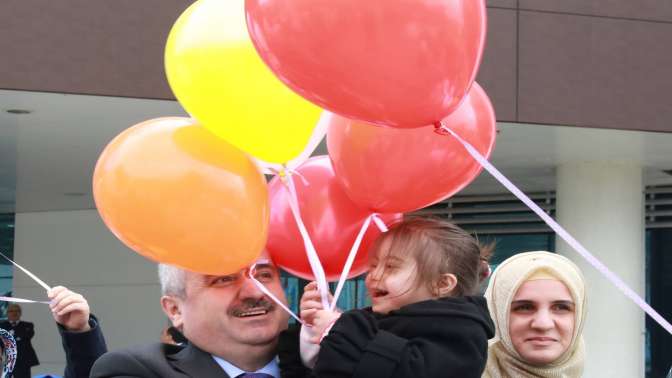 Gökyüzünü rengarenk balonlarla donattılar