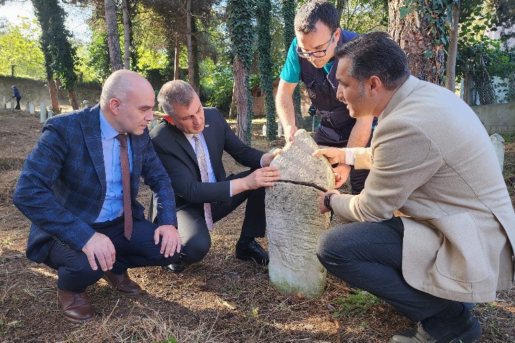 Gölcükte Osmanlı dönemi mezar taşları onarılıyor