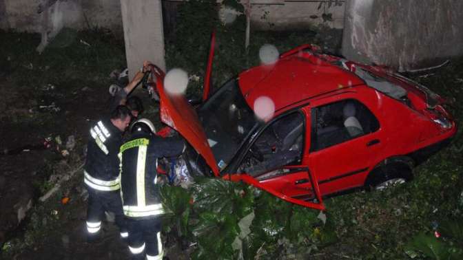 Gölcük’te otomobil dereye uçtu: 5 yaralı