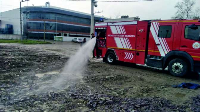 Gölcükte altyapı çalışması sırasında doğal gaz borusu patladı