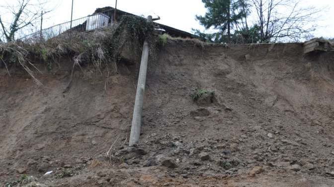 Gölcükte toprak kaydı, elektrik direğini devirdi