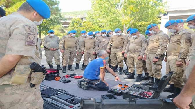 Görev yapan komandolara acil müdahale eğitimi