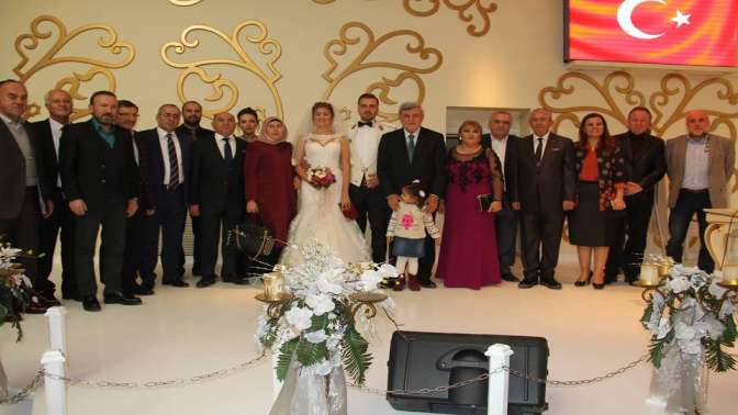 Gülümser Ayhan kızı evlendirdi