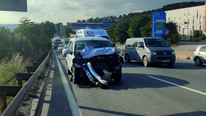 Hafif ticari araç ile otomobil çarpıştı: 2 yaralı