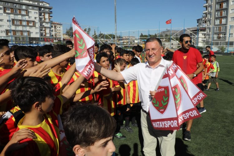 Hatay'da geleceğin futbolcularına Başkan Savaş sürprizi