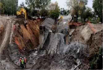 Hızlı Tren Geçemeden Köprüsü Yıkıldı!