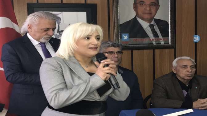 Hülya Yıldırım, DSP İzmit Adaylığını Ak Güvercin Uçurarak Açıkladı