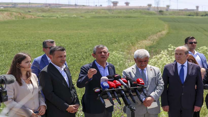 İBB Başkanı Ekrem İmamoğlu’nun Afişlerini “BEN ASACAĞIM, GELSİN AKIN GÜRLEK İNDİRSİN”