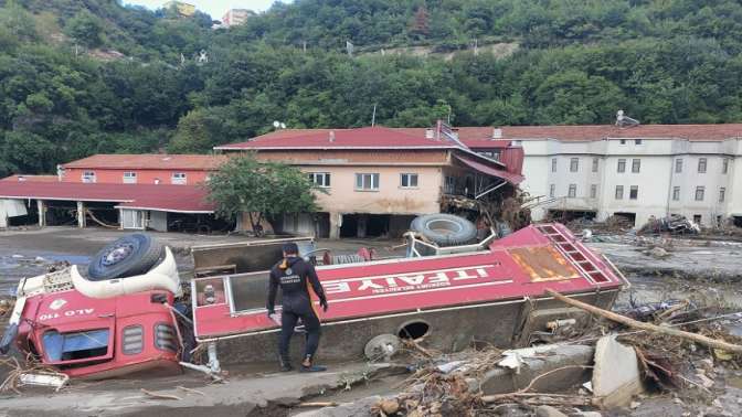 İBB sel bölgesinde kurtarma çalışmalarını sürdürüyor