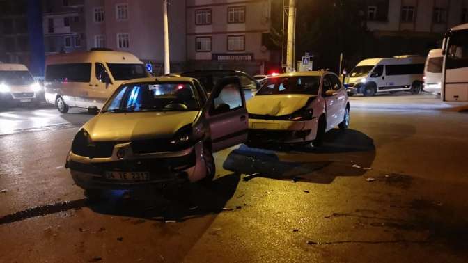 İki otomobilin çarpıştı 3 kişi yaralandı
