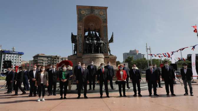 İmamoğlu, 19 Mayıs’ın 101.yıldönümünde Taksim’deydi