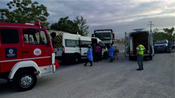 İşçi servisi hafriyat kamyonuyla çarpıştı,5 yaralı