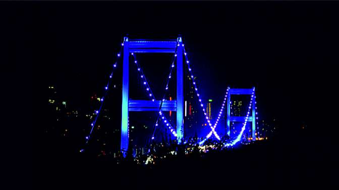 İstanbul köprüleri, kansere dikkat çekmek için ışıklandırıldı
