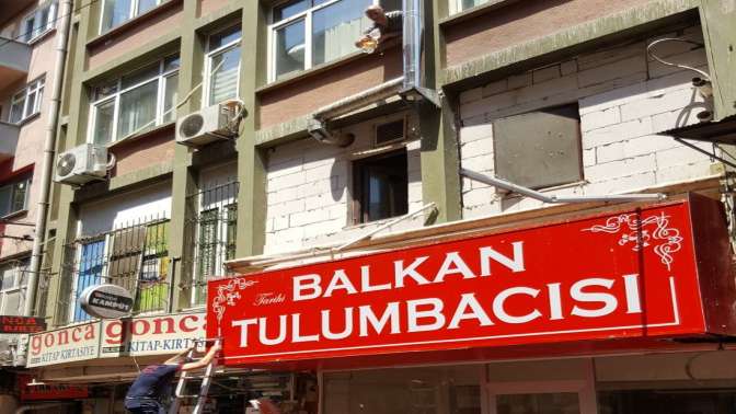 İzmarit , reklam tabelasını tutuşturdu