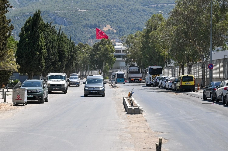 İzmir Bornova'da Pınar Caddesi yeni çehresine kavuşuyor