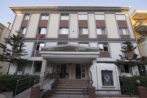 İzmirde polis merkezine saldırı!