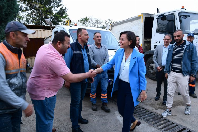 İzmir Karabağlar'da mesaiye 'Temizlik'te başladı