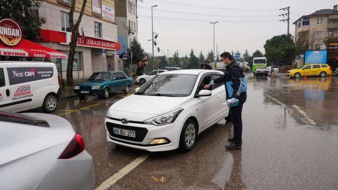 İzmit Belediyesi Kuruçeşme’de ücretsiz maske dağıttı