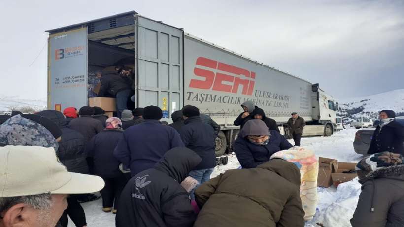 İzmit Belediyesi tırları deprem bölgesine ulaştı