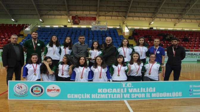 İzmit Belediyespor U-16 Kadın Basketbol Takımı şampiyon