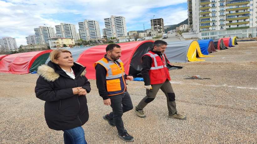 İzmitin ekipleri afet bölgesinde dört koldan çalışıyor