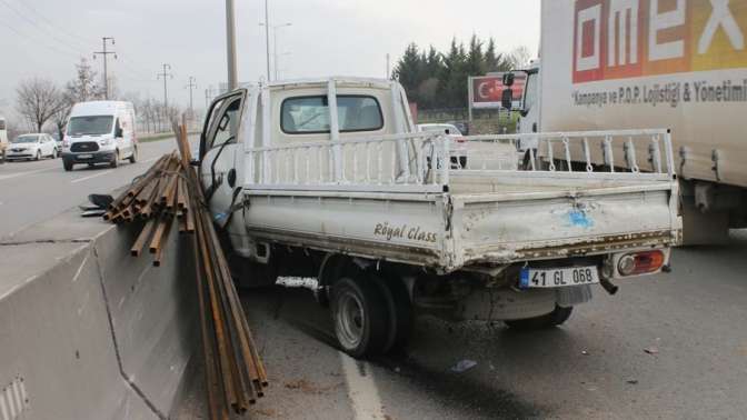 Kamyonetin çarptığı otomobil trafiği kitledi