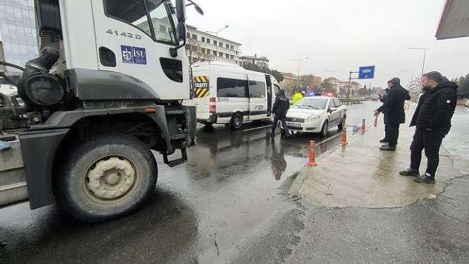 Kamyonla çarpışan servis minibüsündeki 2 kişi yaralandı