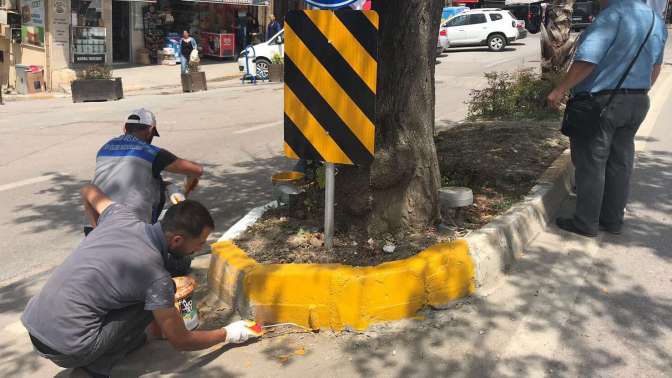 Kandıra’da Bordür Taşları Boyanıyor”