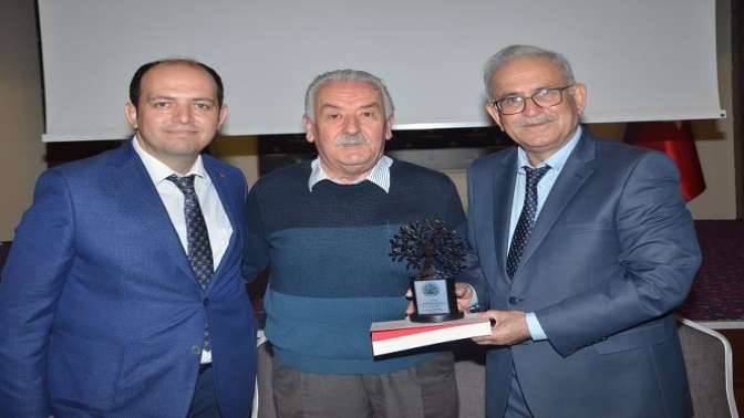 Kandıra’nın Ulu Çınarlarına plaket verdi