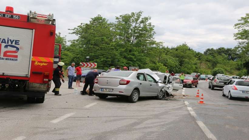 Kandırada 3 otomobilin karıştığı kazada 4 kişi yaralandı