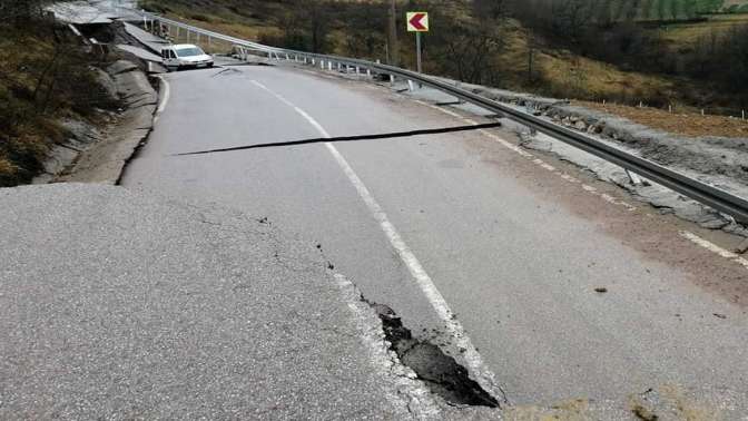 Kandırada aşırı yağış nedeniyle yol çöktü