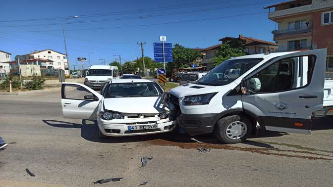 Kandırada kamyonetle otomobil çarpıştı: 4 yaralı