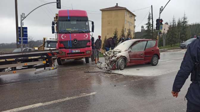 Kandırada otomobil ile kamyon çarpıştı: 4 yaralı