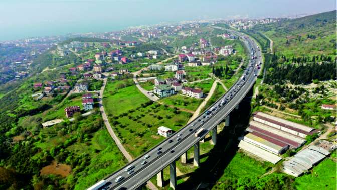 Kapanma öncesi otoyolun Kocaeli kesiminde yoğunluk