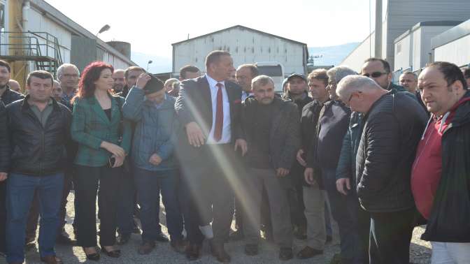 Karakadılar eylemdeki işçilere sahip çıktı