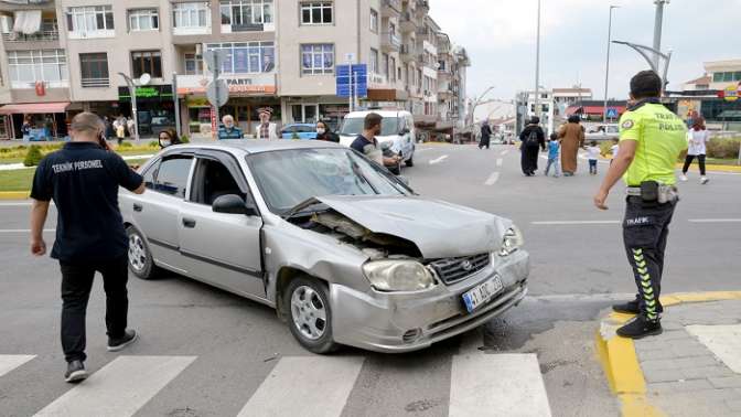 Karamürselde iki otomobil çarpıştı: 2 yaralı