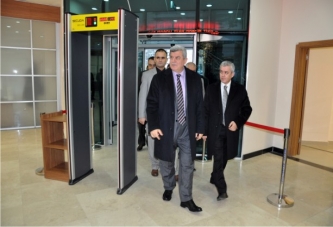 Karaosmanoğlu, Körfez Belediye Yeni Binasını gezdi