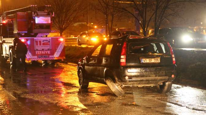 Kartepe de trafik kazası: 3 yaralı