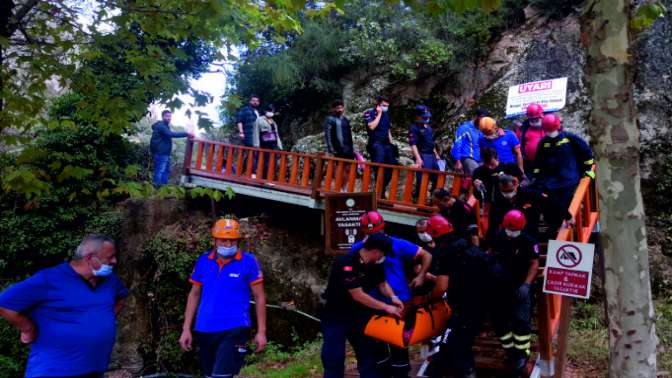 Kayalıklardan düşen dağcı kurtarıldı