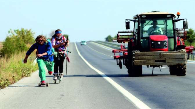 Kaykay ve paten ile dünyayı geziyorlar