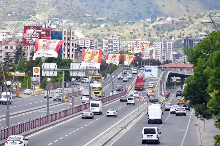 Kayseri final için tek yürek... Şehir sarı-kırmızıya boyandı